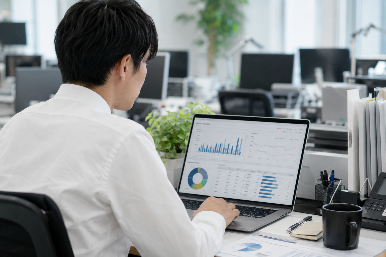 36協定と自分の残業時間を確認する会社員